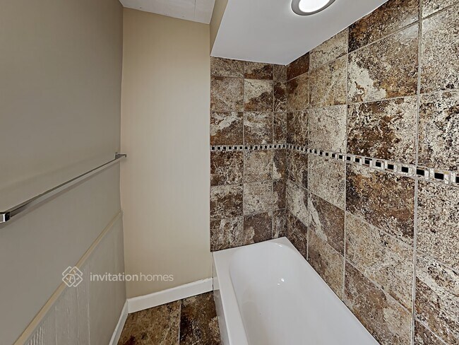 Building Photo - 424 E Park Ave