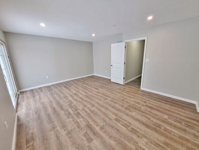 Building Photo - 3 Bed / 2-1/2 Bath  Single Family Town Home w/Attached1 Car Garage
