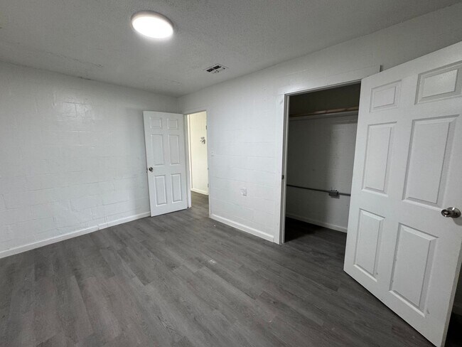 Building Photo - Newly Renovated 2 Bedroom Brick Apartment near Downtown Live Oak ($500 Move in Special!)