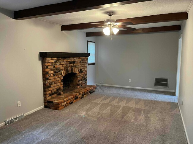 Building Photo - Caroline St. - 3BR / 2BA