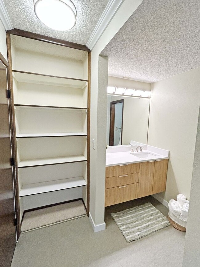 Building Photo - Capitol Lake Towers Condo (#201) w/ Move-I...