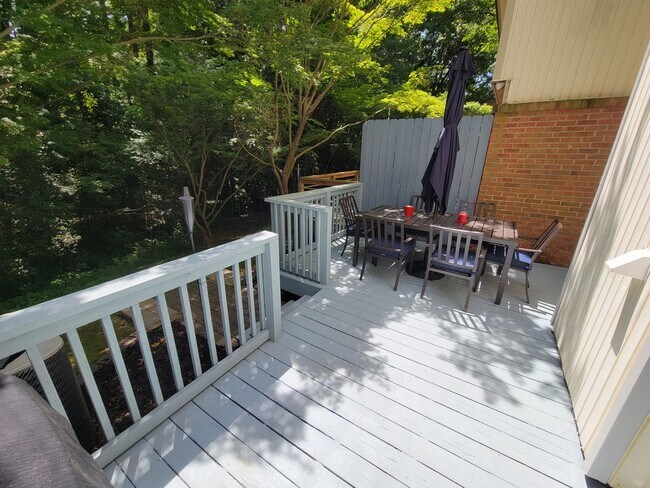 Building Photo - 2 Bed, 2.5 Bath Condo Available in Greenville
