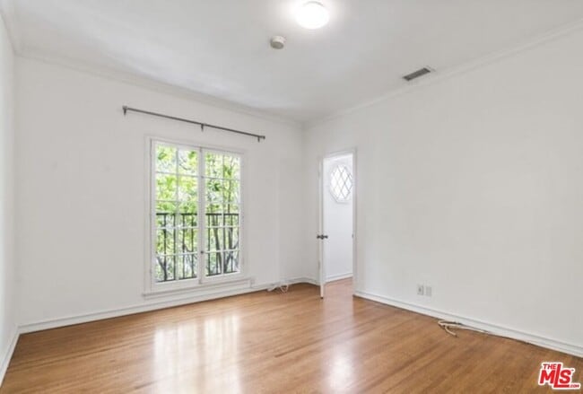 Building Photo - 361 1/2 S Doheny Dr