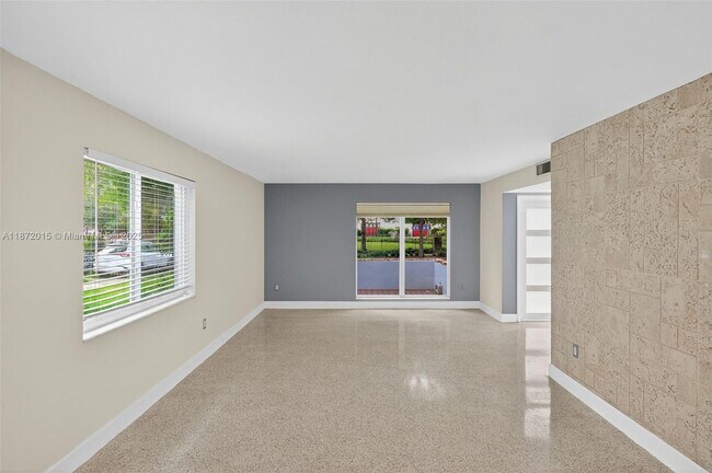 Building Photo - 537 Menendez Ave