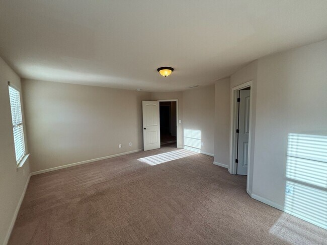 Building Photo - 1322 Ingersoll Dr