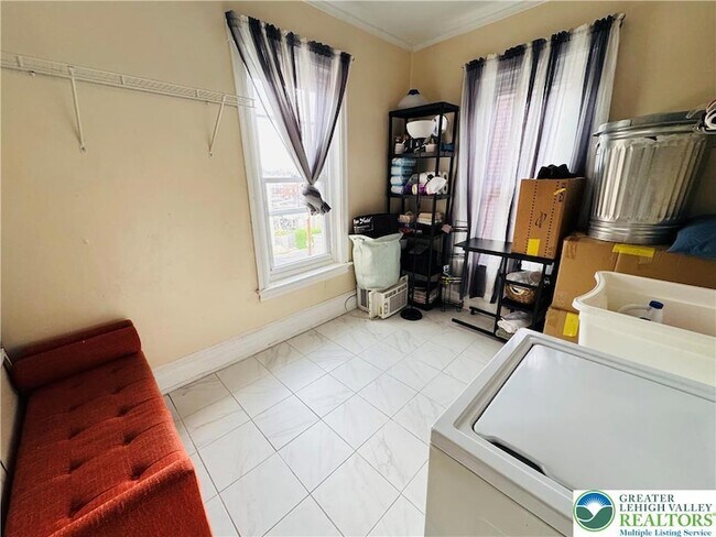 Building Photo - 1523 W Chew St