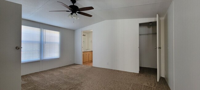 Building Photo - Ready to Move in
