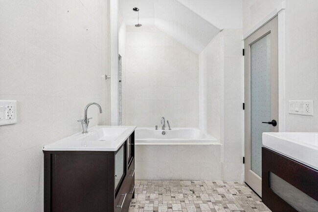 Building Photo - 1 18th Ave S