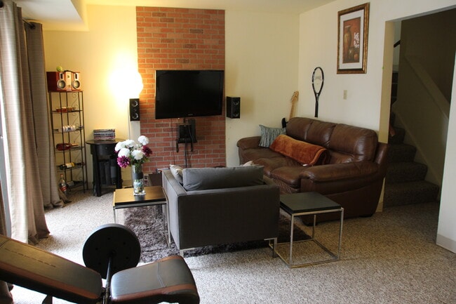 Building Photo - 867 Southgate Dr