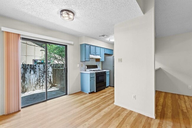Building Photo - 2409 Berkett Dr