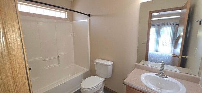 Building Photo - 3 Bedroom 2 Bathroom close to Missouri State University for $1295!