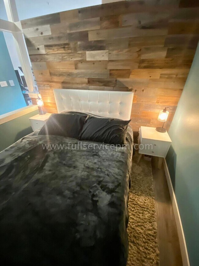 Building Photo - Stylish Capitol Hill Loft Condo w/ Floor-to-Ceiling Windows, Gas Fireplace