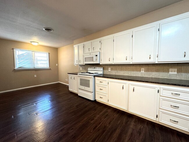 Building Photo - 3 Bed/2.5 Bath in LISD!