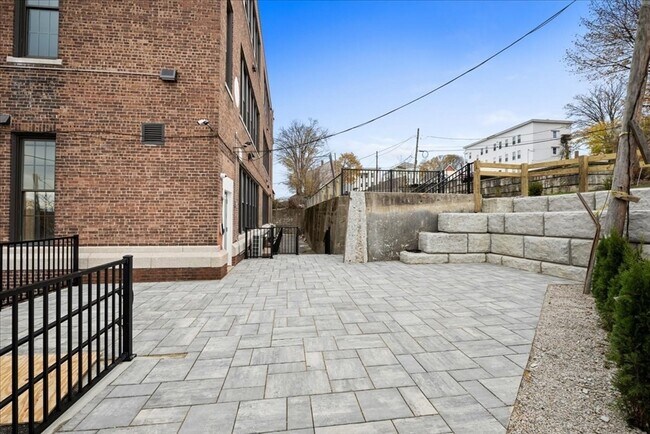 Building Photo - 22 Waverly St