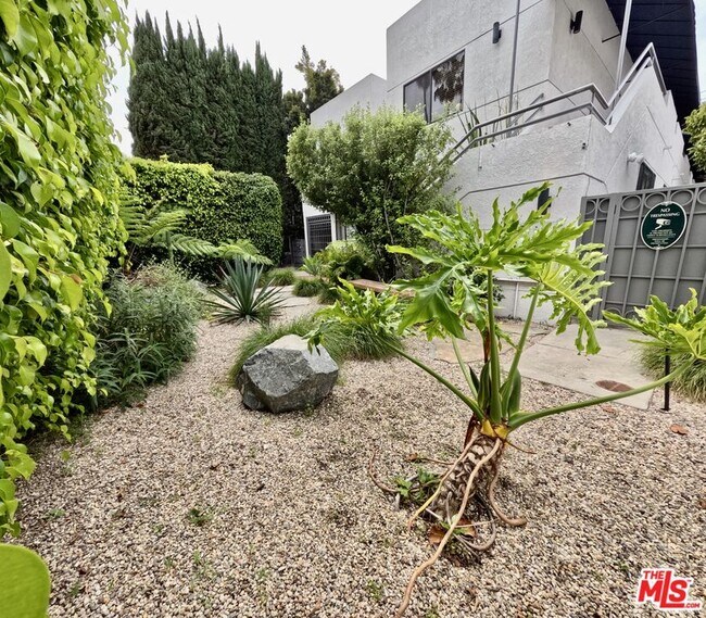 Building Photo - 805 N W Knoll Dr