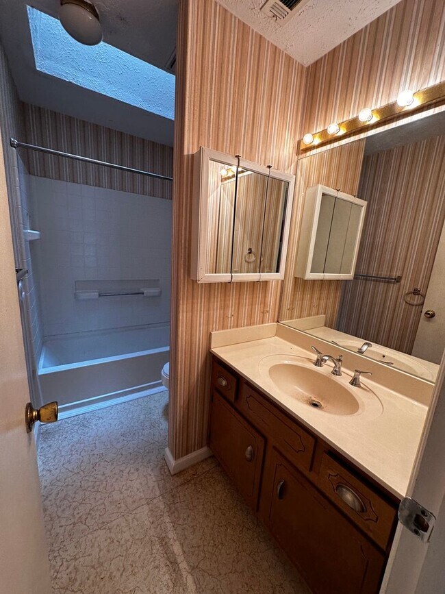 Building Photo - First 2 weeks free for approved applicant.   2 Bedroom home with garage. Great Area and Location!