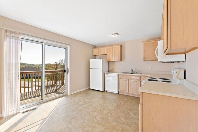 Building Photo - Renovated Spacious Townhomes