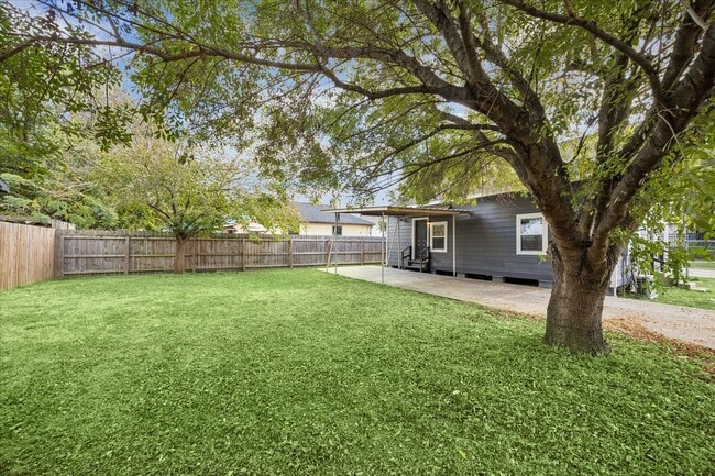 Building Photo - 502 Gregg St