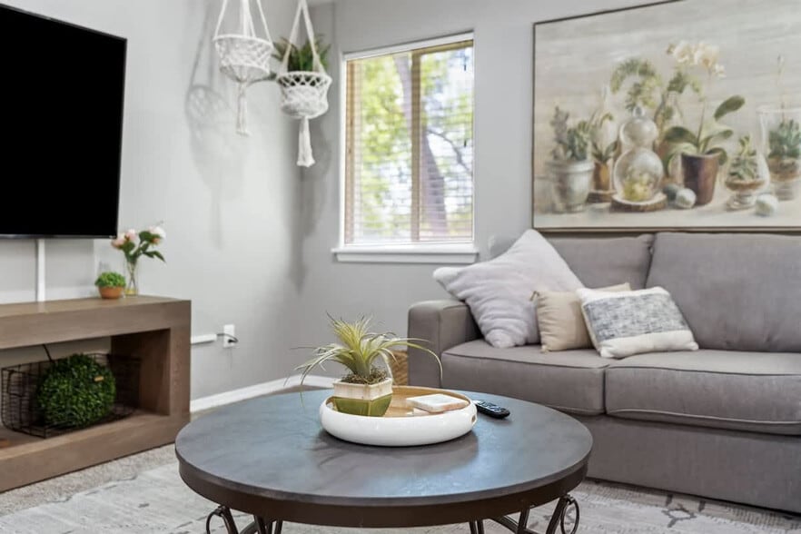 Building Photo - 2023 E Elm Grove Dr