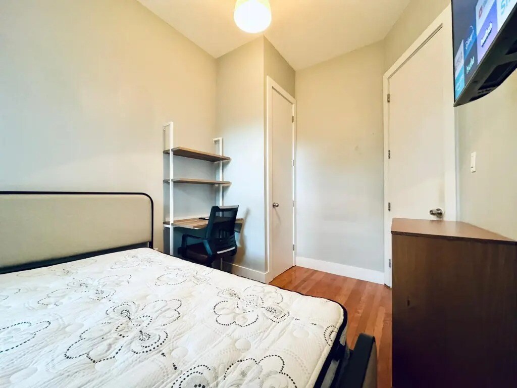 Building Photo - Furnished room/NOT APARTMENT