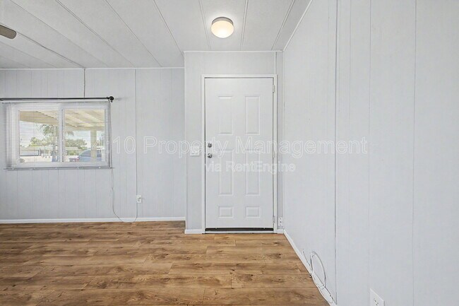 Building Photo - 462 S 80th Pl