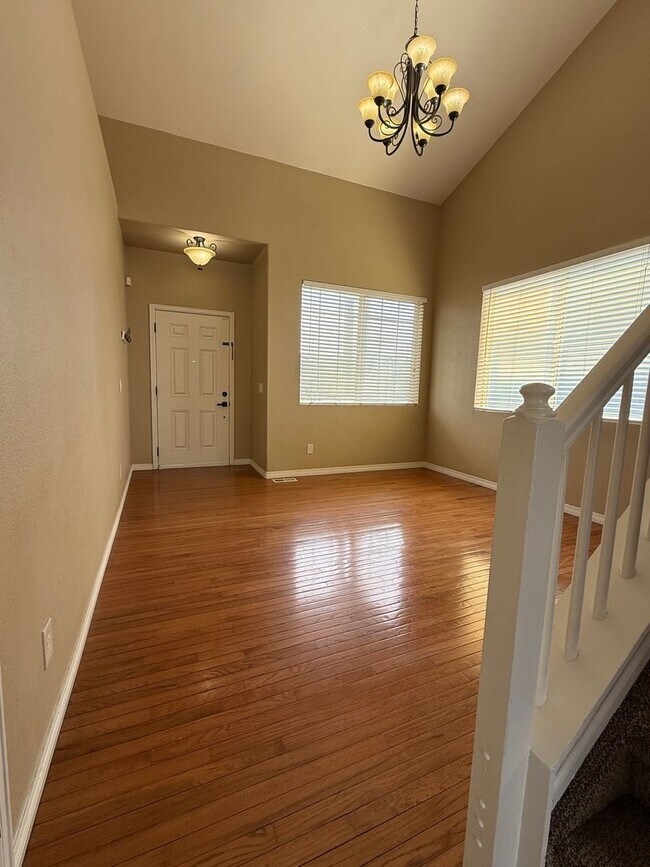 Building Photo - Beautiful 3 Bed / 3 Bath Home in Desirable D49!