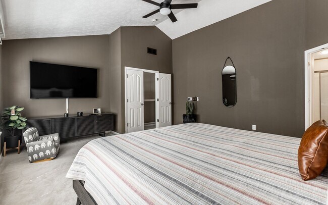 Building Photo - Spacious 5-Bed Home with In-Law Suite, Fin...