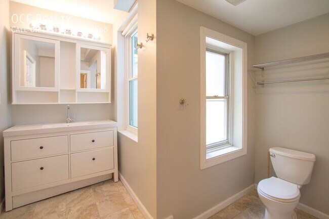 Building Photo - 2211 Bainbridge St