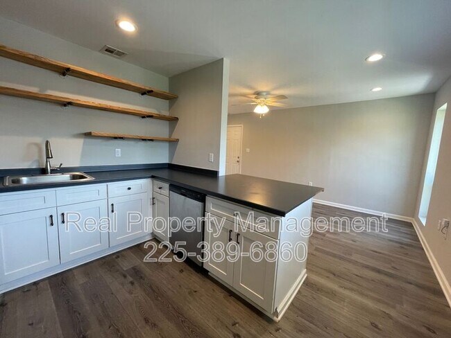 Building Photo - 1137 W Chimes St