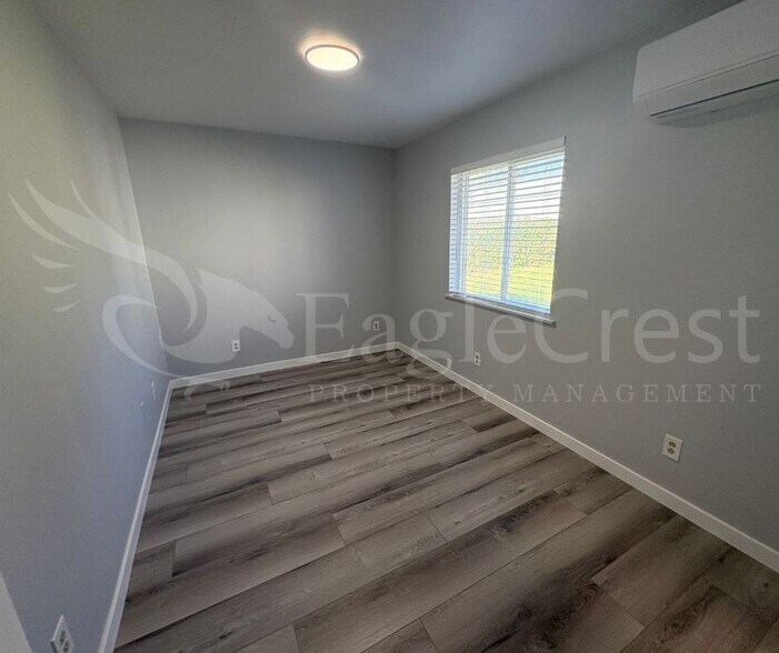 Building Photo - Roseville Lane Apartments