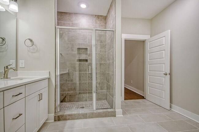 Building Photo - Available April 10th. Great 3 BR/3.5 BA Townhouse in Park Circle!