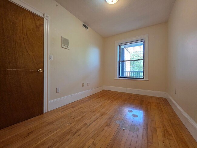 Building Photo - No Brokers Fee, Central Heat/AC, Garage Pa...