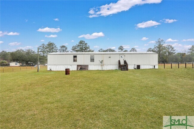 Building Photo - 3 Pine Rd