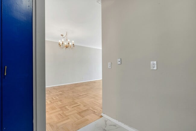 Building Photo - 2000 Linwood Ave