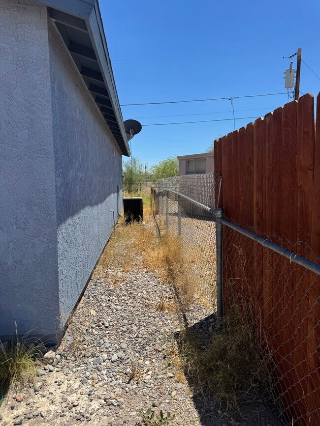 Building Photo - Cozy Updated 3-Bedroom Home Near River Acc...
