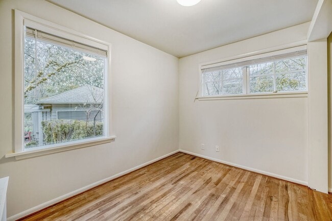 Building Photo - Montlake/Madison Park Area | Remodeled 3 Bed + Bonus Spaces | Arboretum Access