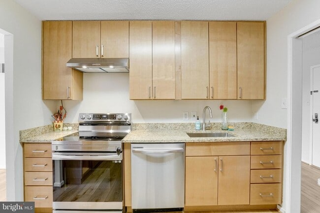 Building Photo - 2300 Pimmit Dr