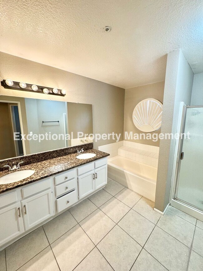Building Photo - Great 4 bed 3 bath home in Fontana