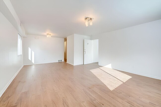 Building Photo - Avail July 1: 2BR Apt in Crafton, 1 Off Street Parking, AC, W/D included, Quartz Countertops, DW,...