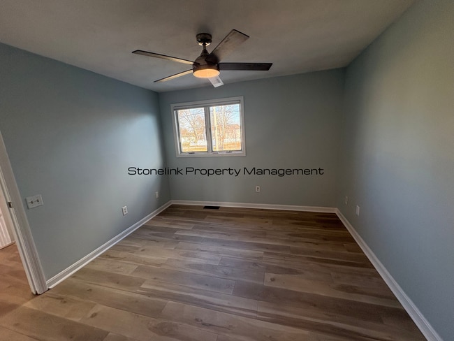 Building Photo - Fully Redesigned Townhouse Style Condo For Rent in Desirable Louisquisset Community!