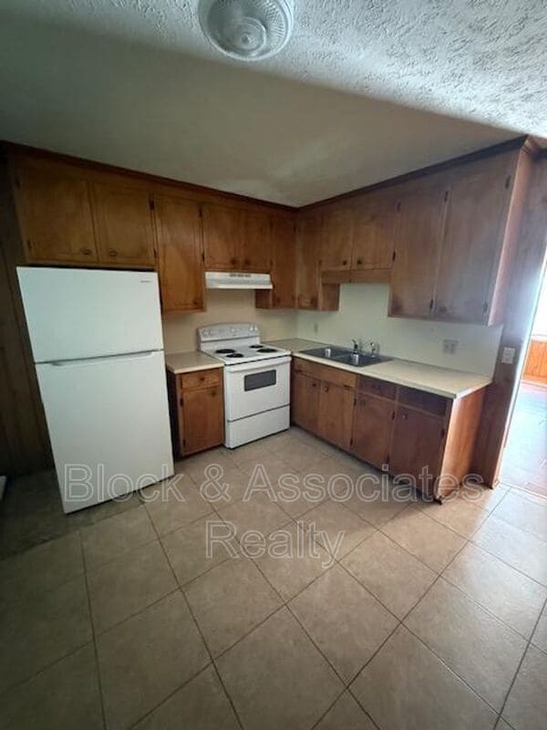 Building Photo - 628 Dixon Ave