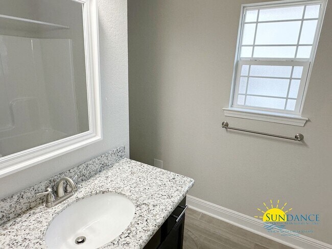 Building Photo - Stunning 3 Bedroom Home in Gulf Breeze