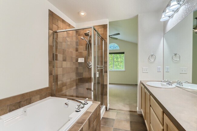 Building Photo - Sunny townhome in West Longmont!