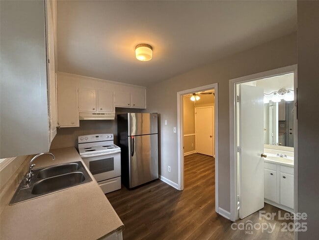 Building Photo - 1613 N Sharon Amity Rd