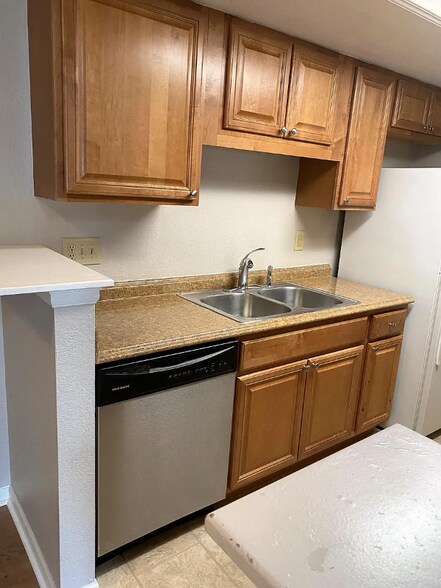 Building Photo - 8225 Fairmount Dr