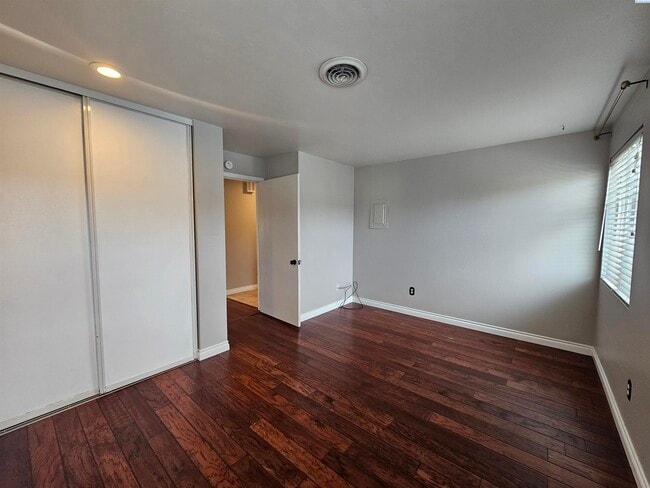 Building Photo - Upper Level Condo overlooking Pool and Clu...