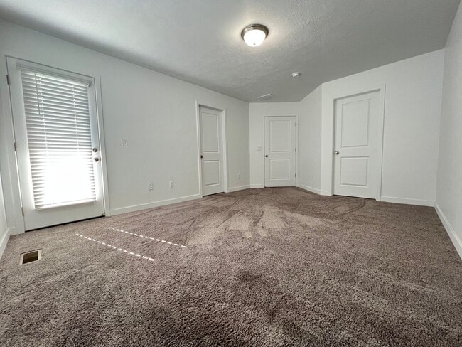 Building Photo - 3 Bedroom/2 Bathroom Townhome In Bluffdale