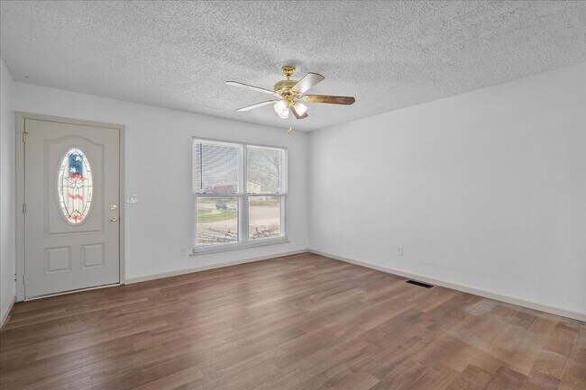 Building Photo - 807 Estate Dr
