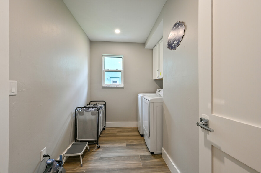 Laundry room - 2305 Kings Lake Blvd