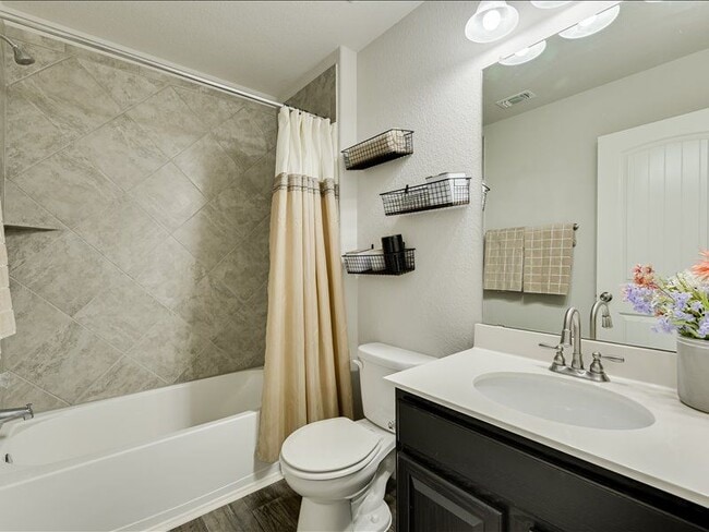 Building Photo - 725 Pinnacle Dr